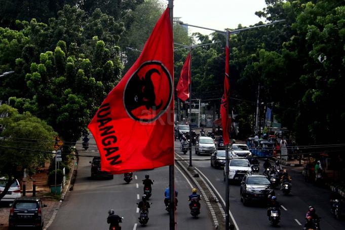 Pemasangan atribut partai secara sembarangan di tiang lampu jalan tersebut dikhawatirkan dapat mengganggu fungsi penerangan jalan umum di kawasan tersebut. AKTUAL/Munzir