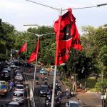 Pemasangan atribut partai secara sembarangan di tiang lampu jalan tersebut dikhawatirkan dapat mengganggu fungsi penerangan jalan umum di kawasan tersebut. AKTUAL/Munzir