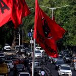 Pemasangan atribut partai secara sembarangan di tiang lampu jalan tersebut dikhawatirkan dapat mengganggu fungsi penerangan jalan umum di kawasan tersebut. AKTUAL/Munzir