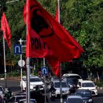 Pemasangan atribut partai secara sembarangan di tiang lampu jalan tersebut dikhawatirkan dapat mengganggu fungsi penerangan jalan umum di kawasan tersebut. AKTUAL/Munzir