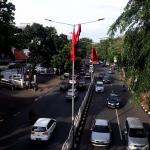 Pemasangan atribut partai secara sembarangan di tiang lampu jalan tersebut dikhawatirkan dapat mengganggu fungsi penerangan jalan umum di kawasan tersebut. AKTUAL/Munzir