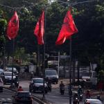 Pemasangan atribut partai secara sembarangan di tiang lampu jalan tersebut dikhawatirkan dapat mengganggu fungsi penerangan jalan umum di kawasan tersebut. AKTUAL/Munzir