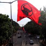 Pemasangan atribut partai secara sembarangan di tiang lampu jalan tersebut dikhawatirkan dapat mengganggu fungsi penerangan jalan umum di kawasan tersebut. AKTUAL/Munzir