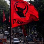 Pemasangan atribut partai secara sembarangan di tiang lampu jalan tersebut dikhawatirkan dapat mengganggu fungsi penerangan jalan umum di kawasan tersebut. AKTUAL/Munzir