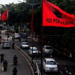 Pemasangan atribut partai secara sembarangan di tiang lampu jalan tersebut dikhawatirkan dapat mengganggu fungsi penerangan jalan umum di kawasan tersebut. AKTUAL/Munzir