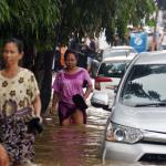 Hujan intensitas tinggi sejak dua hari terakhir mengakibatkan banjir dari luapan sungai Ciliwung. Banjir di Bukit Duri mencapai ketinggian sepinggang orang dewasa hingga merendam belasan mobil milik warga. AKTUAL/Munzir
