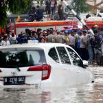 Hujan intensitas tinggi sejak dua hari terakhir mengakibatkan banjir dari luapan sungai Ciliwung. Banjir di Bukit Duri mencapai ketinggian sepinggang orang dewasa hingga merendam belasan mobil milik warga. AKTUAL/Munzir