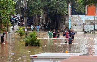 Raih Suara Terbanyak, Warga Bukit Duri Kecewa Terhadap Ahok-Djarot Terkait Banjir Hujan intensitas tinggi sejak dua hari terakhir mengakibatkan banjir dari luapan sungai Ciliwung. Banjir di Bukit Duri mencapai ketinggian sepinggang orang dewasa hingga merendam belasan mobil milik warga. AKTUAL/Munzir