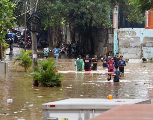 Raih Suara Terbanyak, Warga Bukit Duri Kecewa Terhadap Ahok-Djarot Terkait Banjir Hujan intensitas tinggi sejak dua hari terakhir mengakibatkan banjir dari luapan sungai Ciliwung. Banjir di Bukit Duri mencapai ketinggian sepinggang orang dewasa hingga merendam belasan mobil milik warga. AKTUAL/Munzir