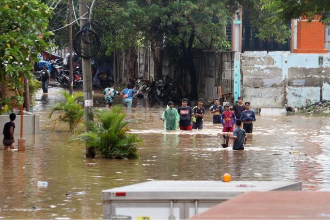 Hujan intensitas tinggi sejak dua hari terakhir mengakibatkan banjir dari luapan sungai Ciliwung. Banjir di Bukit Duri mencapai ketinggian sepinggang orang dewasa hingga merendam belasan mobil milik warga. AKTUAL/Munzir