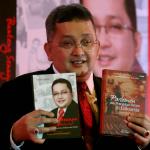 Politisi PDI Perjuangan yang juga Wakil Ketua Komisi III DPR Trimedya Panjaitan menunjukkan buku karyanya saat peluncuran di Jakarta, Minggu (5/2/2017). Trimedya meluncurkan dua buah buku yaitu Banteng Senayan Dari Medan dan Parlemen dan Penegakan Hukum di Indonesia. AKTUAL/Munzir