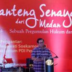 Politisi PDI Perjuangan yang juga Wakil Ketua Komisi III DPR Trimedya Panjaitan menunjukkan buku karyanya saat peluncuran di Jakarta, Minggu (5/2/2017). Trimedya meluncurkan dua buah buku yaitu Banteng Senayan Dari Medan dan Parlemen dan Penegakan Hukum di Indonesia. AKTUAL/Munzir