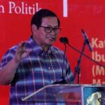 Politisi PDI Perjuangan yang juga Wakil Ketua Komisi III DPR Trimedya Panjaitan menunjukkan buku karyanya saat peluncuran di Jakarta, Minggu (5/2/2017). Trimedya meluncurkan dua buah buku yaitu Banteng Senayan Dari Medan dan Parlemen dan Penegakan Hukum di Indonesia. AKTUAL/Munzir