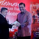 Politisi PDI Perjuangan yang juga Wakil Ketua Komisi III DPR Trimedya Panjaitan menunjukkan buku karyanya saat peluncuran di Jakarta, Minggu (5/2/2017). Trimedya meluncurkan dua buah buku yaitu Banteng Senayan Dari Medan dan Parlemen dan Penegakan Hukum di Indonesia. AKTUAL/Munzir