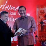 Politisi PDI Perjuangan yang juga Wakil Ketua Komisi III DPR Trimedya Panjaitan menunjukkan buku karyanya saat peluncuran di Jakarta, Minggu (5/2/2017). Trimedya meluncurkan dua buah buku yaitu Banteng Senayan Dari Medan dan Parlemen dan Penegakan Hukum di Indonesia. AKTUAL/Munzir