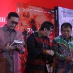 Politisi PDI Perjuangan yang juga Wakil Ketua Komisi III DPR Trimedya Panjaitan menunjukkan buku karyanya saat peluncuran di Jakarta, Minggu (5/2/2017). Trimedya meluncurkan dua buah buku yaitu Banteng Senayan Dari Medan dan Parlemen dan Penegakan Hukum di Indonesia. AKTUAL/Munzir