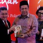 Politisi PDI Perjuangan yang juga Wakil Ketua Komisi III DPR Trimedya Panjaitan menunjukkan buku karyanya saat peluncuran di Jakarta, Minggu (5/2/2017). Trimedya meluncurkan dua buah buku yaitu Banteng Senayan Dari Medan dan Parlemen dan Penegakan Hukum di Indonesia. AKTUAL/Munzir