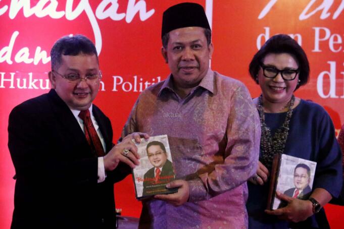 Politisi PDI Perjuangan yang juga Wakil Ketua Komisi III DPR Trimedya Panjaitan menunjukkan buku karyanya saat peluncuran di Jakarta, Minggu (5/2/2017). Trimedya meluncurkan dua buah buku yaitu Banteng Senayan Dari Medan dan Parlemen dan Penegakan Hukum di Indonesia. AKTUAL/Munzir