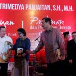 Politisi PDI Perjuangan yang juga Wakil Ketua Komisi III DPR Trimedya Panjaitan menunjukkan buku karyanya saat peluncuran di Jakarta, Minggu (5/2/2017). Trimedya meluncurkan dua buah buku yaitu Banteng Senayan Dari Medan dan Parlemen dan Penegakan Hukum di Indonesia. AKTUAL/Munzir