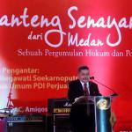 Politisi PDI Perjuangan yang juga Wakil Ketua Komisi III DPR Trimedya Panjaitan menunjukkan buku karyanya saat peluncuran di Jakarta, Minggu (5/2/2017). Trimedya meluncurkan dua buah buku yaitu Banteng Senayan Dari Medan dan Parlemen dan Penegakan Hukum di Indonesia. AKTUAL/Munzir