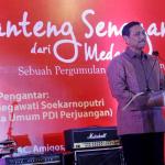 Politisi PDI Perjuangan yang juga Wakil Ketua Komisi III DPR Trimedya Panjaitan menunjukkan buku karyanya saat peluncuran di Jakarta, Minggu (5/2/2017). Trimedya meluncurkan dua buah buku yaitu Banteng Senayan Dari Medan dan Parlemen dan Penegakan Hukum di Indonesia. AKTUAL/Munzir