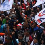 Ribuan buruh yang tergabung dalam Konfederasi Serikat Pekerja Indonesia (KSPI) melakukan aksi long march menuju Istana Merdeka, Jakarta, Senin (6/2/2017). Dalam aksinya ribuan buruh Konfederasi Serikat Pekerja Indonesia (KSPI) menolak keberadaan Tenaga Kerja Asing (TKA) China Ilegal. AKTUAL/Munzir