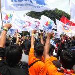 Ribuan buruh yang tergabung dalam Konfederasi Serikat Pekerja Indonesia (KSPI) melakukan aksi long march menuju Istana Merdeka, Jakarta, Senin (6/2/2017). Dalam aksinya ribuan buruh Konfederasi Serikat Pekerja Indonesia (KSPI) menolak keberadaan Tenaga Kerja Asing (TKA) China Ilegal. AKTUAL/Munzir