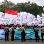 Ribuan buruh yang tergabung dalam Konfederasi Serikat Pekerja Indonesia (KSPI) melakukan aksi long march menuju Istana Merdeka, Jakarta, Senin (6/2/2017). Dalam aksinya ribuan buruh Konfederasi Serikat Pekerja Indonesia (KSPI) menolak keberadaan Tenaga Kerja Asing (TKA) China Ilegal. AKTUAL/Munzir