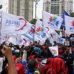 Ribuan buruh yang tergabung dalam Konfederasi Serikat Pekerja Indonesia (KSPI) melakukan aksi long march menuju Istana Merdeka, Jakarta, Senin (6/2/2017). Dalam aksinya ribuan buruh Konfederasi Serikat Pekerja Indonesia (KSPI) menolak keberadaan Tenaga Kerja Asing (TKA) China Ilegal. AKTUAL/Munzir