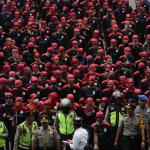 Ribuan buruh yang tergabung dalam Konfederasi Serikat Pekerja Indonesia (KSPI) melakukan aksi long march menuju Istana Merdeka, Jakarta, Senin (6/2/2017). Dalam aksinya ribuan buruh Konfederasi Serikat Pekerja Indonesia (KSPI) menolak keberadaan Tenaga Kerja Asing (TKA) China Ilegal. AKTUAL/Munzir