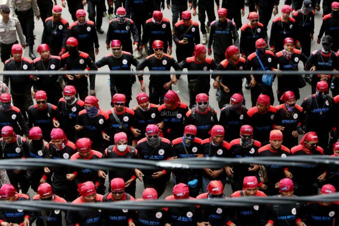 Ribuan buruh yang tergabung dalam Konfederasi Serikat Pekerja Indonesia (KSPI) melakukan aksi long march menuju Istana Merdeka, Jakarta, Senin (6/2/2017). Dalam aksinya ribuan buruh Konfederasi Serikat Pekerja Indonesia (KSPI) menolak keberadaan Tenaga Kerja Asing (TKA) China Ilegal. AKTUAL/Munzir