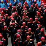 Ribuan buruh yang tergabung dalam Konfederasi Serikat Pekerja Indonesia (KSPI) melakukan aksi long march menuju Istana Merdeka, Jakarta, Senin (6/2/2017). Dalam aksinya ribuan buruh Konfederasi Serikat Pekerja Indonesia (KSPI) menolak keberadaan Tenaga Kerja Asing (TKA) China Ilegal. AKTUAL/Munzir