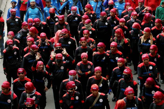 Ribuan buruh yang tergabung dalam Konfederasi Serikat Pekerja Indonesia (KSPI) melakukan aksi long march menuju Istana Merdeka, Jakarta, Senin (6/2/2017). Dalam aksinya ribuan buruh Konfederasi Serikat Pekerja Indonesia (KSPI) menolak keberadaan Tenaga Kerja Asing (TKA) China Ilegal. AKTUAL/Munzir