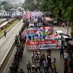 Ribuan buruh yang tergabung dalam Konfederasi Serikat Pekerja Indonesia (KSPI) melakukan aksi long march menuju Istana Merdeka, Jakarta, Senin (6/2/2017). Dalam aksinya ribuan buruh Konfederasi Serikat Pekerja Indonesia (KSPI) menolak keberadaan Tenaga Kerja Asing (TKA) China Ilegal. AKTUAL/Munzir