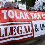 Ribuan buruh yang tergabung dalam Konfederasi Serikat Pekerja Indonesia (KSPI) melakukan aksi long march menuju Istana Merdeka, Jakarta, Senin (6/2/2017). Dalam aksinya ribuan buruh Konfederasi Serikat Pekerja Indonesia (KSPI) menolak keberadaan Tenaga Kerja Asing (TKA) China Ilegal. AKTUAL/Munzir