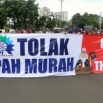 Ribuan buruh yang tergabung dalam Konfederasi Serikat Pekerja Indonesia (KSPI) melakukan aksi long march menuju Istana Merdeka, Jakarta, Senin (6/2/2017). Dalam aksinya ribuan buruh Konfederasi Serikat Pekerja Indonesia (KSPI) menolak keberadaan Tenaga Kerja Asing (TKA) China Ilegal. AKTUAL/Munzir