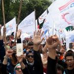 Ribuan buruh yang tergabung dalam Konfederasi Serikat Pekerja Indonesia (KSPI) melakukan aksi long march menuju Istana Merdeka, Jakarta, Senin (6/2/2017). Dalam aksinya ribuan buruh Konfederasi Serikat Pekerja Indonesia (KSPI) menolak keberadaan Tenaga Kerja Asing (TKA) China Ilegal. AKTUAL/Munzir