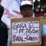 Ribuan buruh yang tergabung dalam Konfederasi Serikat Pekerja Indonesia (KSPI) melakukan aksi long march menuju Istana Merdeka, Jakarta, Senin (6/2/2017). Dalam aksinya ribuan buruh Konfederasi Serikat Pekerja Indonesia (KSPI) menolak keberadaan Tenaga Kerja Asing (TKA) China Ilegal. AKTUAL/Munzir