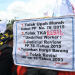 Ribuan buruh yang tergabung dalam Konfederasi Serikat Pekerja Indonesia (KSPI) melakukan aksi long march menuju Istana Merdeka, Jakarta, Senin (6/2/2017). Dalam aksinya ribuan buruh Konfederasi Serikat Pekerja Indonesia (KSPI) menolak keberadaan Tenaga Kerja Asing (TKA) China Ilegal. AKTUAL/Munzir