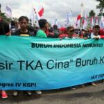 Ribuan buruh yang tergabung dalam Konfederasi Serikat Pekerja Indonesia (KSPI) melakukan aksi long march menuju Istana Merdeka, Jakarta, Senin (6/2/2017). Dalam aksinya ribuan buruh Konfederasi Serikat Pekerja Indonesia (KSPI) menolak keberadaan Tenaga Kerja Asing (TKA) China Ilegal. AKTUAL/Munzir