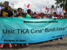 DPR Soroti Selisih Data WNA di Tengah Isu WNA Ilegal, Imigrasi Diminta Lebih Transparan Ribuan buruh yang tergabung dalam Konfederasi Serikat Pekerja Indonesia (KSPI) melakukan aksi long march menuju Istana Merdeka, Jakarta, Senin (6/2/2017). Dalam aksinya ribuan buruh Konfederasi Serikat Pekerja Indonesia (KSPI) menolak keberadaan Tenaga Kerja Asing (TKA) China Ilegal. AKTUAL/Munzir