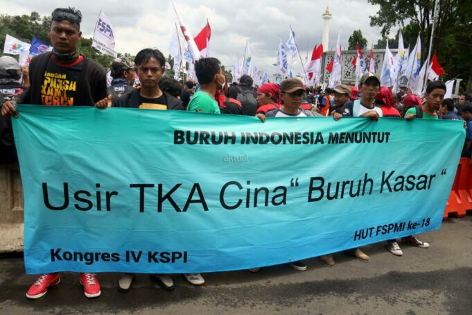 Ribuan buruh yang tergabung dalam Konfederasi Serikat Pekerja Indonesia (KSPI) melakukan aksi long march menuju Istana Merdeka, Jakarta, Senin (6/2/2017). Dalam aksinya ribuan buruh Konfederasi Serikat Pekerja Indonesia (KSPI) menolak keberadaan Tenaga Kerja Asing (TKA) China Ilegal. AKTUAL/Munzir