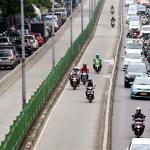 Sejumlah kendaraan melaju di Jalur Transjakarta, Pasar Rumput, Jakarta, Kamis (9/2/2017). Sepanjang tahun 2016 kasus kecelakaan di jalur bus Transjakarta mencapai 852 kasus, masih banyaknya penerobos jalur Busway dan kurangnya pengawasan menyebabkan meningkatnya angka kecelakaan di jalur busTransjakarta. AKTUAL/Munzir