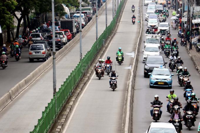 Sejumlah kendaraan melaju di Jalur Transjakarta, Pasar Rumput, Jakarta, Kamis (9/2/2017). Sepanjang tahun 2016 kasus kecelakaan di jalur bus Transjakarta mencapai 852 kasus, masih banyaknya penerobos jalur Busway dan kurangnya pengawasan menyebabkan meningkatnya angka kecelakaan di jalur busTransjakarta. AKTUAL/Munzir