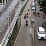 Sejumlah kendaraan melaju di Jalur Transjakarta, Pasar Rumput, Jakarta, Kamis (9/2/2017). Sepanjang tahun 2016 kasus kecelakaan di jalur bus Transjakarta mencapai 852 kasus, masih banyaknya penerobos jalur Busway dan kurangnya pengawasan menyebabkan meningkatnya angka kecelakaan di jalur busTransjakarta. AKTUAL/Munzir