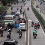 Sejumlah kendaraan melaju di Jalur Transjakarta, Pasar Rumput, Jakarta, Kamis (9/2/2017). Sepanjang tahun 2016 kasus kecelakaan di jalur bus Transjakarta mencapai 852 kasus, masih banyaknya penerobos jalur Busway dan kurangnya pengawasan menyebabkan meningkatnya angka kecelakaan di jalur busTransjakarta. AKTUAL/Munzir