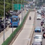 Sejumlah kendaraan melaju di Jalur Transjakarta, Pasar Rumput, Jakarta, Kamis (9/2/2017). Sepanjang tahun 2016 kasus kecelakaan di jalur bus Transjakarta mencapai 852 kasus, masih banyaknya penerobos jalur Busway dan kurangnya pengawasan menyebabkan meningkatnya angka kecelakaan di jalur busTransjakarta. AKTUAL/Munzir