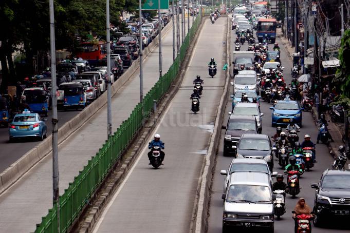 Sejumlah kendaraan melaju di Jalur Transjakarta, Pasar Rumput, Jakarta, Kamis (9/2/2017). Sepanjang tahun 2016 kasus kecelakaan di jalur bus Transjakarta mencapai 852 kasus, masih banyaknya penerobos jalur Busway dan kurangnya pengawasan menyebabkan meningkatnya angka kecelakaan di jalur busTransjakarta. AKTUAL/Munzir