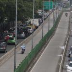 Sejumlah kendaraan melaju di Jalur Transjakarta, Pasar Rumput, Jakarta, Kamis (9/2/2017). Sepanjang tahun 2016 kasus kecelakaan di jalur bus Transjakarta mencapai 852 kasus, masih banyaknya penerobos jalur Busway dan kurangnya pengawasan menyebabkan meningkatnya angka kecelakaan di jalur busTransjakarta. AKTUAL/Munzir