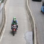 Sejumlah kendaraan melaju di Jalur Transjakarta, Pasar Rumput, Jakarta, Kamis (9/2/2017). Sepanjang tahun 2016 kasus kecelakaan di jalur bus Transjakarta mencapai 852 kasus, masih banyaknya penerobos jalur Busway dan kurangnya pengawasan menyebabkan meningkatnya angka kecelakaan di jalur busTransjakarta. AKTUAL/Munzir